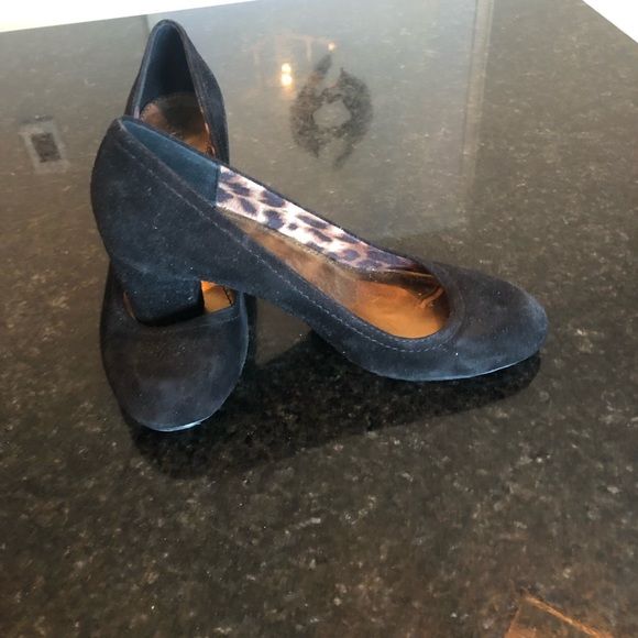Anne Klein Suede high heels. Size 7M. - Picture 2 of 3